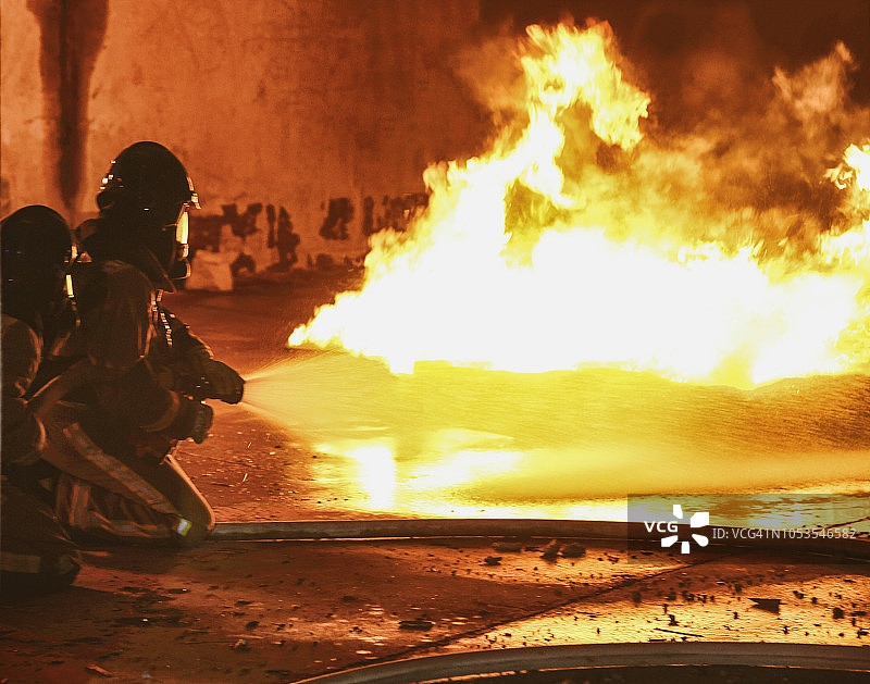 消防员正在灭火图片素材