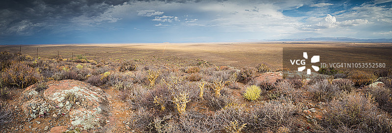 坦克瓦卡鲁沙漠的壮丽雷雨云全景图片素材