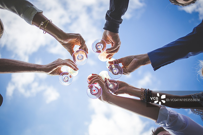 人们在婚礼上举杯庆祝图片素材
