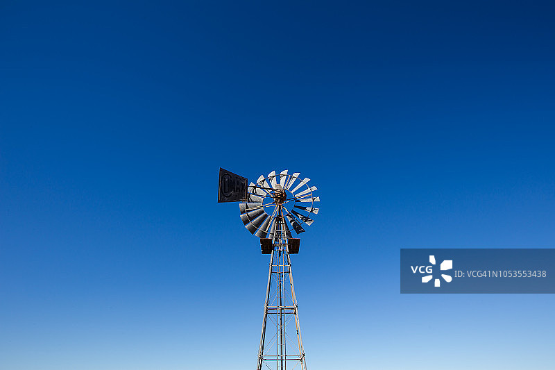 南非卡鲁明亮蓝天下风力水泵/风车特写图片素材