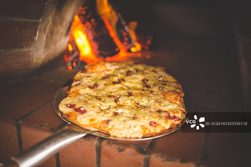 刚出炉的柴火烤披萨特写图片素材