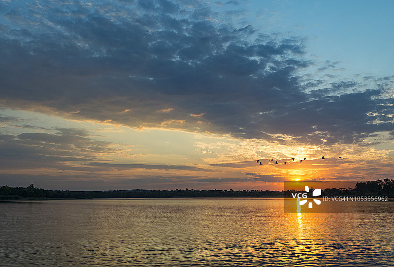 津巴布韦马绍纳兰北部马兹维卡代湖图片素材