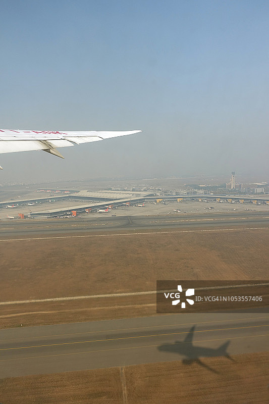 在泰国曼谷机场起飞的飞机及其阴影图片素材