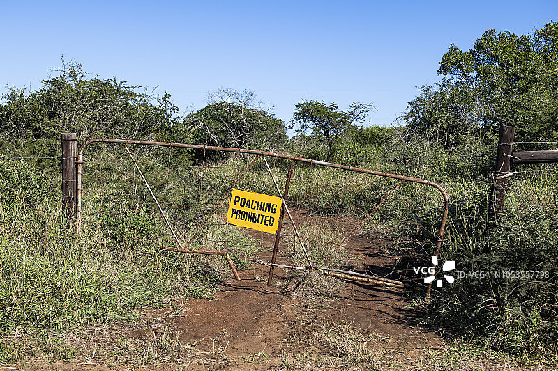 夸祖鲁-纳塔尔Munyawana保护区损坏的猎场门，南非图片素材