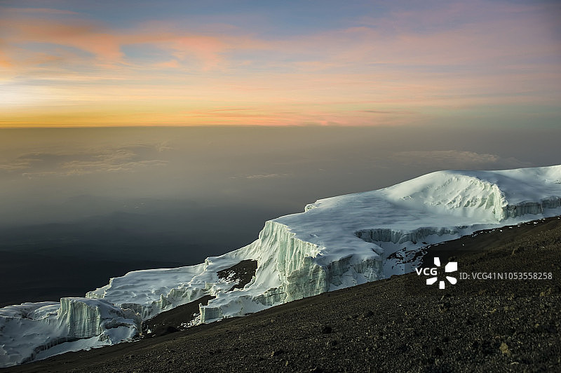 乞力马扎罗山乌呼鲁峰冰川壮丽日出景色，坦桑尼亚乞力马扎罗地区图片素材