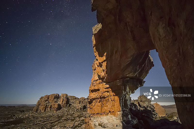星空下的沃尔夫伯格拱门，南非西开普省锡德伯格荒野地区图片素材