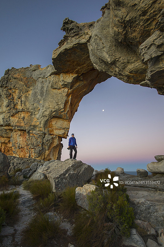 在南非西开普省锡德伯格荒野区的狼山拱门下的女摄影师图片素材