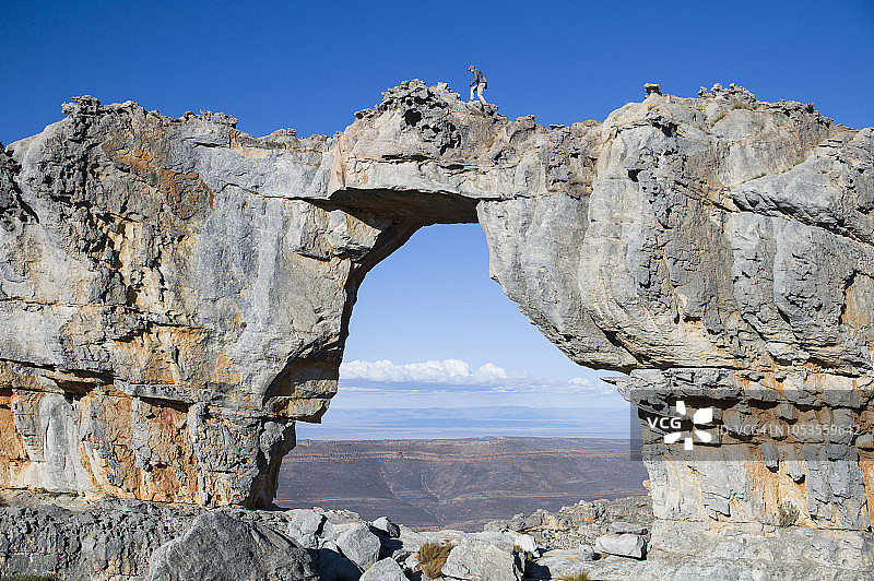 在南非西开普省锡德伯格荒野地区的沃尔夫伯格拱门顶部的徒步旅行者图片素材