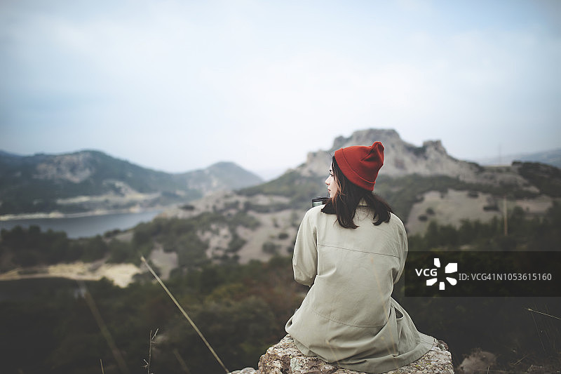 独自坐着的年轻女子图片素材