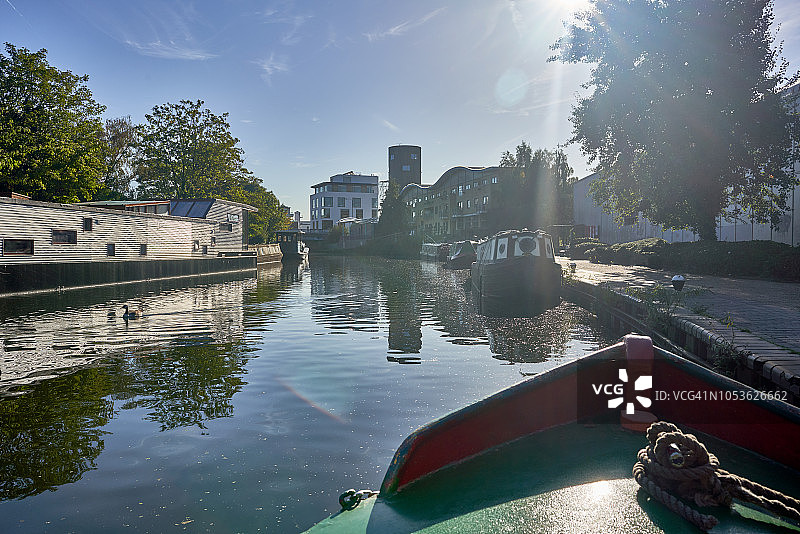 伦敦西部大运河上的游船图片素材