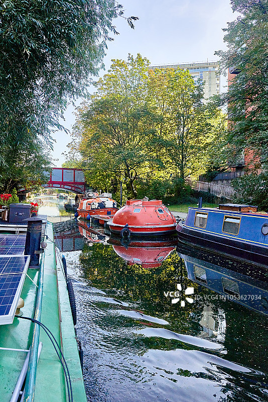 穿过伦敦西部的Grand Union运河帕丁顿支流，秋季图片素材