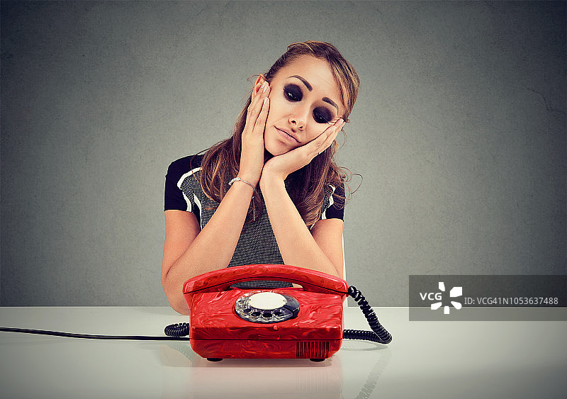 等待电话的悲伤女人图片素材