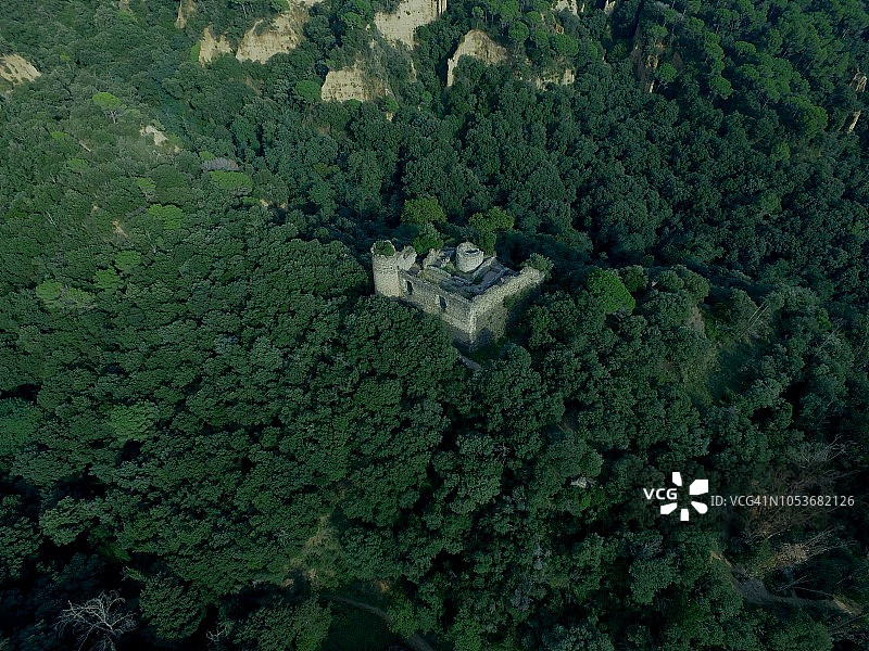 无人机拍摄的城堡遗址鸟瞰图图片素材