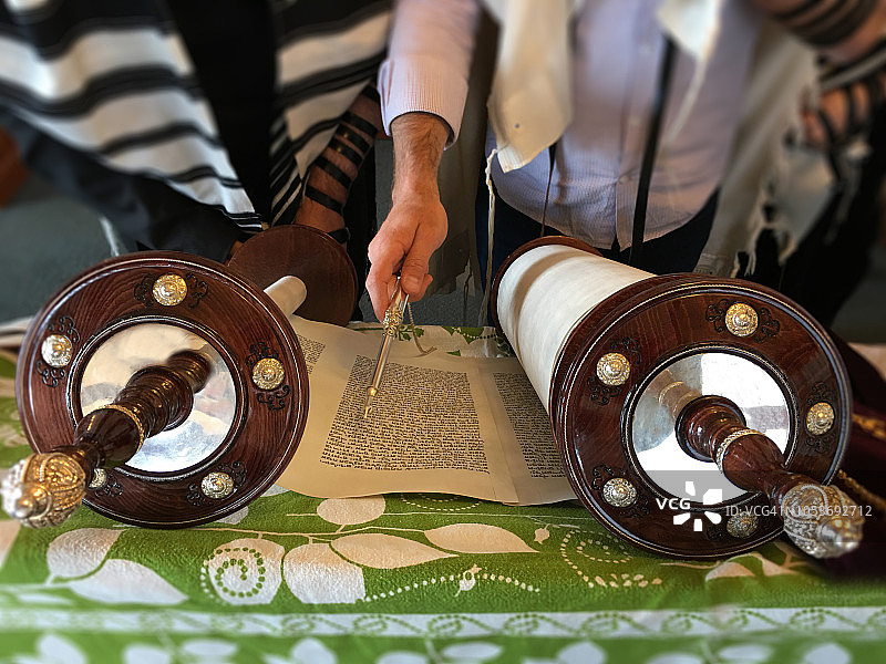 阅读妥拉的犹太男子图片素材