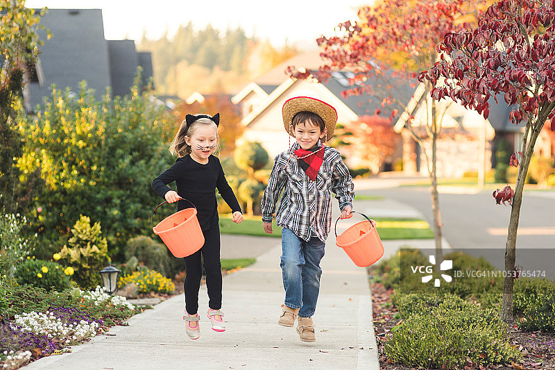 不给糖就捣蛋伙伴！图片素材