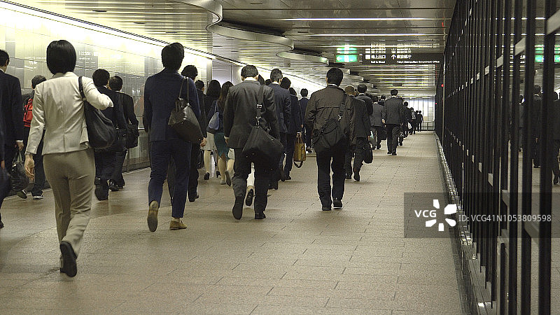 东京上班族通勤人群图片素材