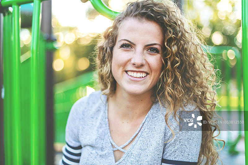 年轻女大学生在公园里享受初秋乐趣图片素材