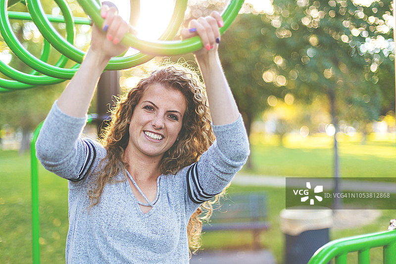 年轻女大学生在公园里享受初秋乐趣图片素材