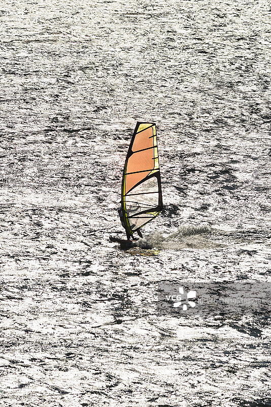 享受夏季周末的休闲帆板运动图片素材