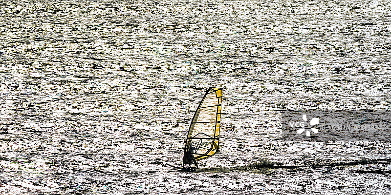 享受夏季周末的休闲帆板运动图片素材