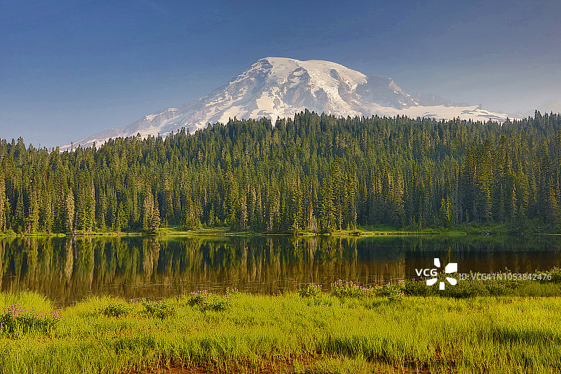 美国华盛顿州雷尼尔山国家公园雷尼尔山和反思湖图片素材