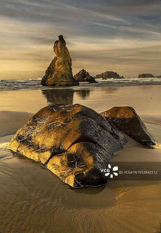 日落时分的岩石海岸线，美国俄勒冈州班登图片素材