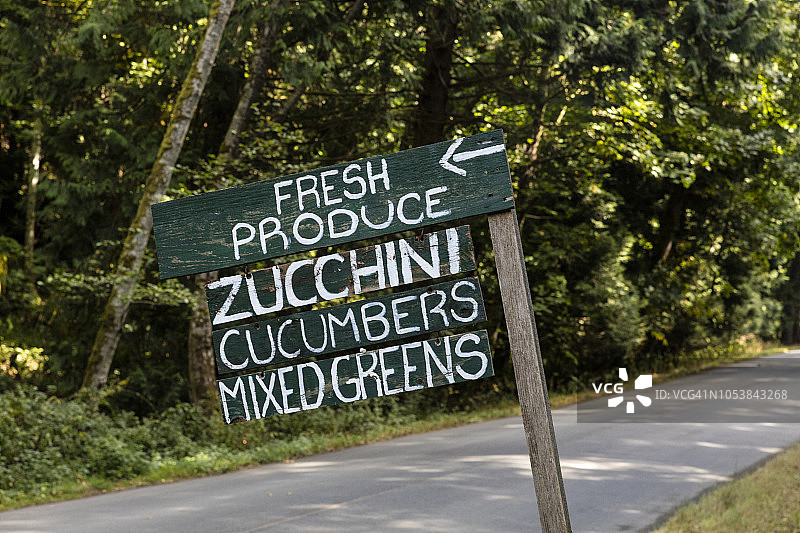蔬菜摊位标志，加拿大不列颠哥伦比亚省加利亚诺岛图片素材