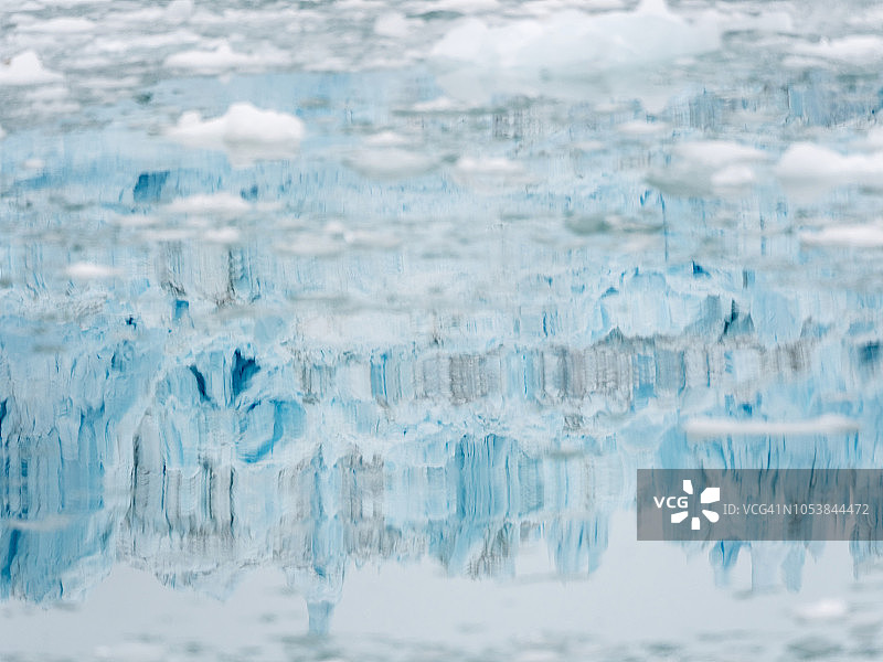 格陵兰岛奥卡atsut的Eqip冰川（Eqip Sermia）在水中倒影图片素材