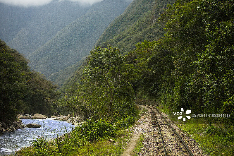 库斯科地区乌鲁班巴河沿岸的马丘比丘-库斯科铁路图片素材