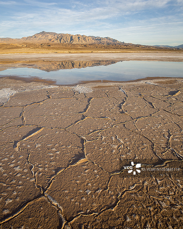 黄昏时分的湖光山色：美国加利福尼亚州死亡谷国家公园图片素材