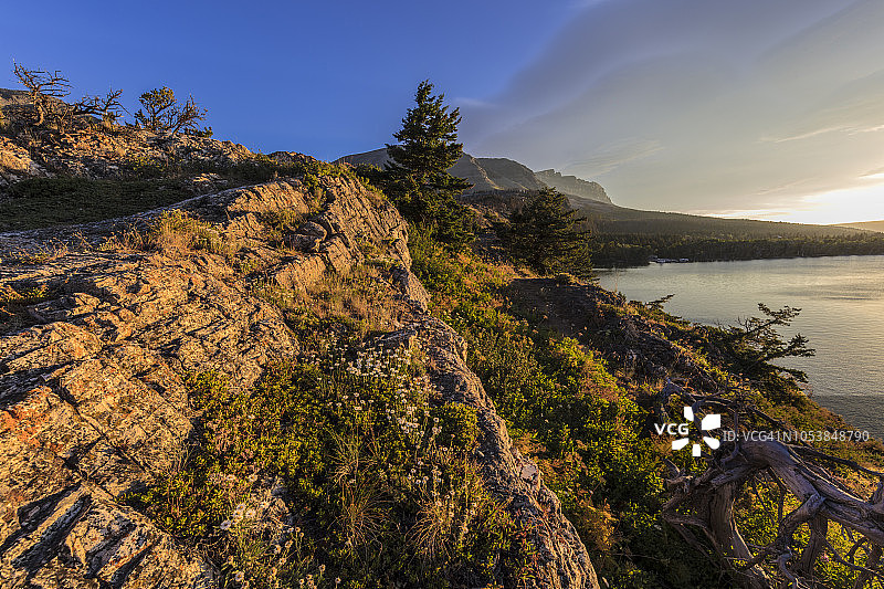 美国蒙大拿州冰川国家公园金色阶梯和圣玛丽湖的日出图片素材