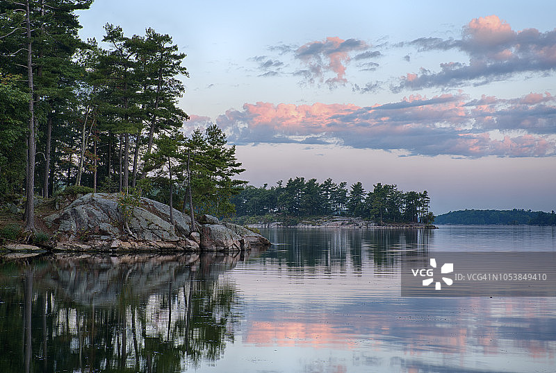 圣劳伦斯河千岛群岛，纽约州的平静夏日清晨图片素材
