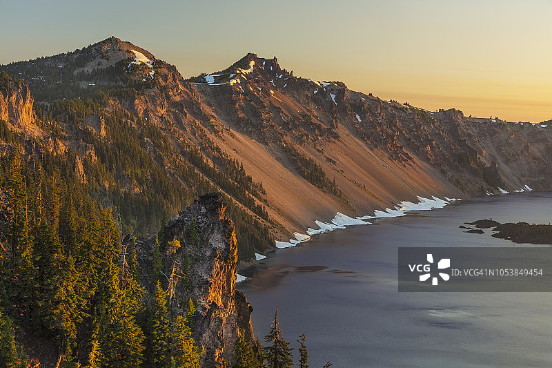 美国俄勒冈州火山口湖国家公园日出图片素材