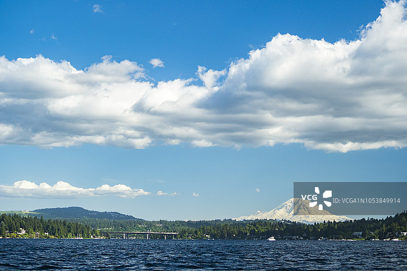 从华盛顿湖、贝尔维尤、金县看到的雷尼尔山图片素材