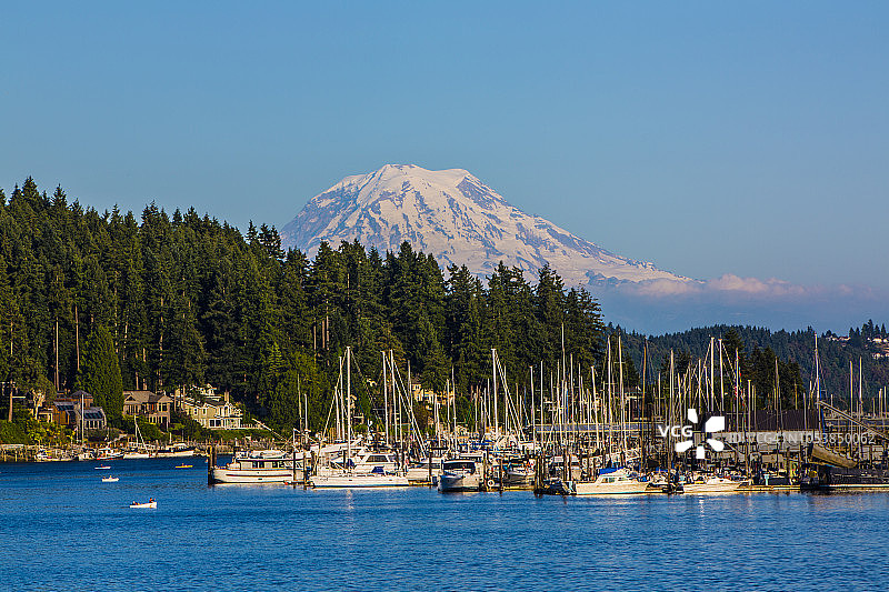 阳光明媚的日子里从吉格港眺望雷尼尔山，美国华盛顿州普吉特海湾吉格港图片素材