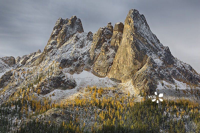 华盛顿州奥卡诺根国家森林公园自由钟和早冬尖塔的秋季风光图片素材