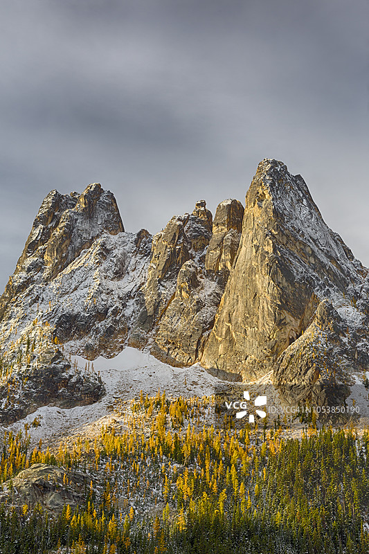 华盛顿州奥卡诺根国家森林的自由钟和早期冬季尖峰的风景画面图片素材