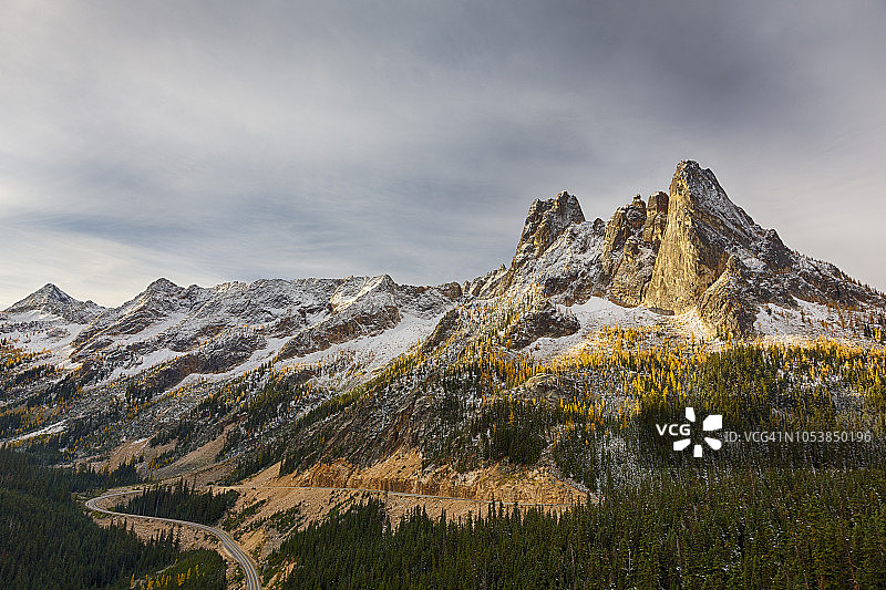 华盛顿州奥卡诺根国家森林公园自由钟和早冬尖塔风光图片素材