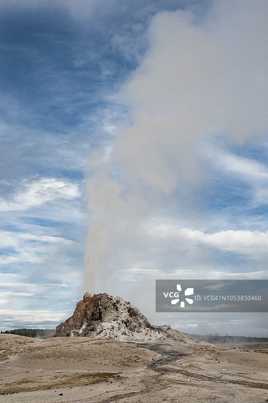 怀特圆顶间歇泉喷发，黄石国家公园，怀俄明州，美国图片素材