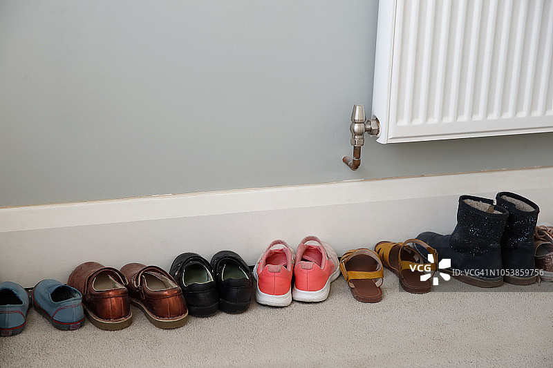 一排儿童和成人的鞋子图片素材