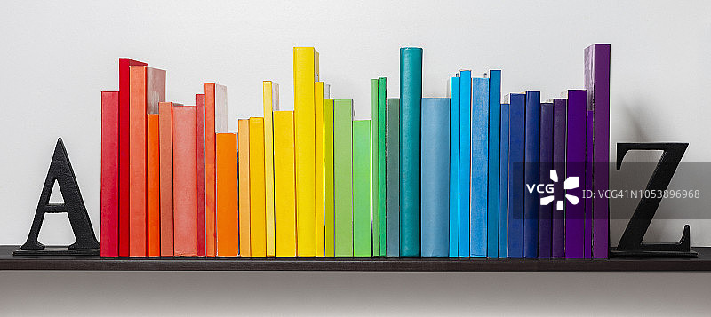 介于A和Z书挡之间的彩色书籍光谱图片素材