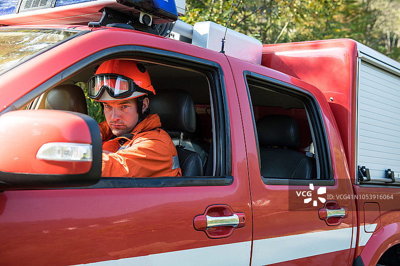 消防员驾驶消防车全地形车肖像图片素材
