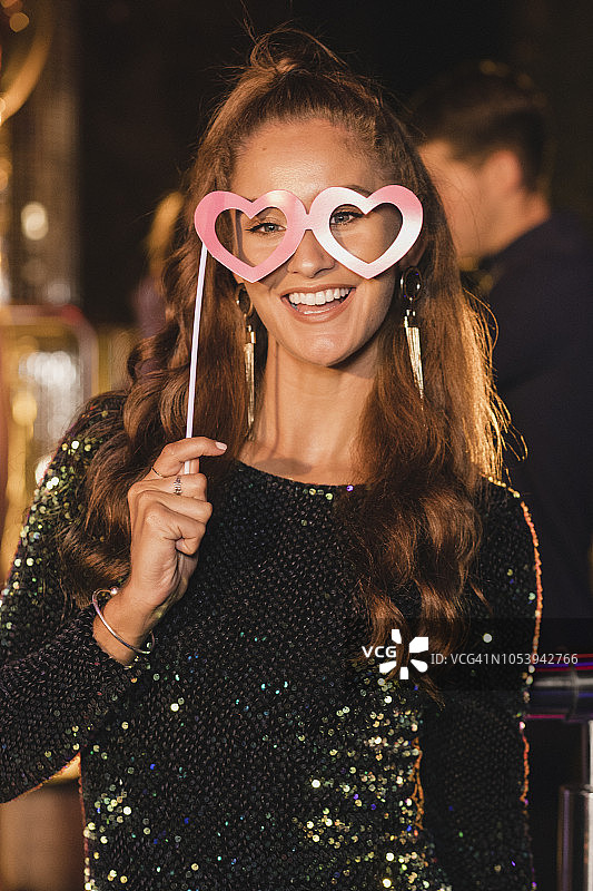 戴着纸眼镜的女人肖像图片素材