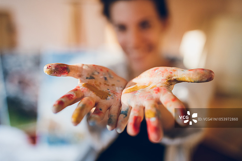 女画家和她的画作图片素材