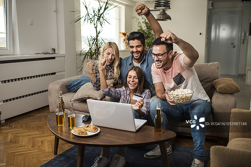 朋友为球队欢呼并在线投注图片素材