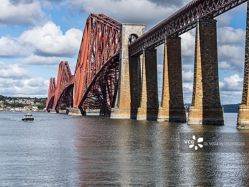摩托艇和福斯铁路桥图片素材