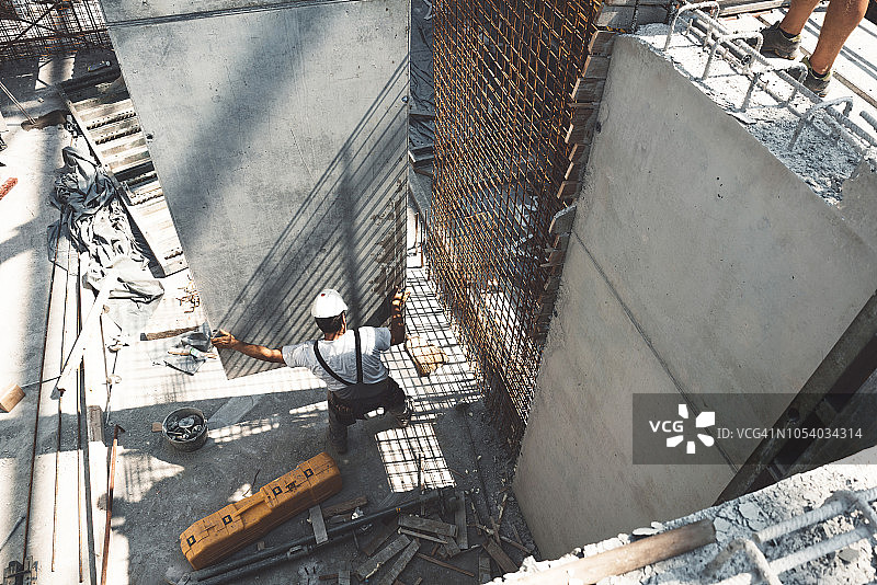 建筑工地上的建筑工人鸟瞰图图片素材