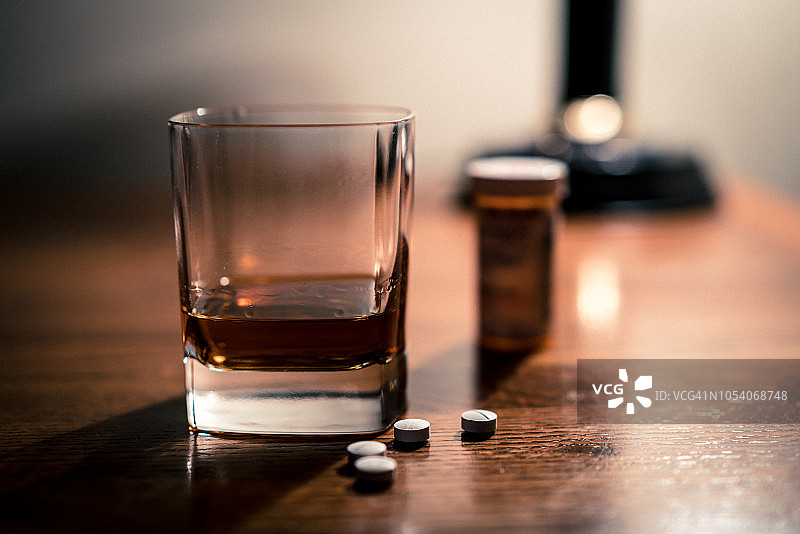 酒精和阿片类药物的致命组合图片素材