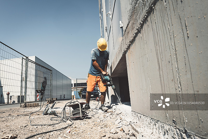 在阳光明媚的一天努力工作的年轻人图片素材