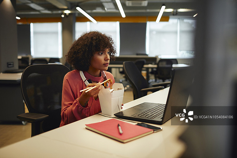 在办公室用餐的商务女人图片素材